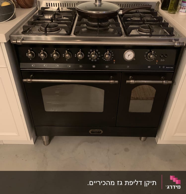 כיריים ותנור גז עם כפתורים ומד חום